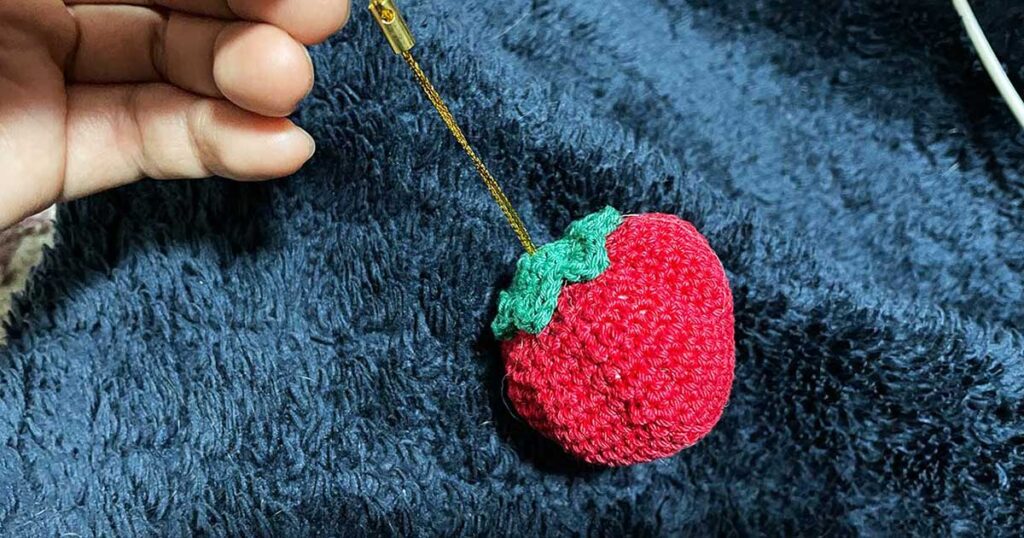 ばあばお手製『いちごの編みぐるみ』