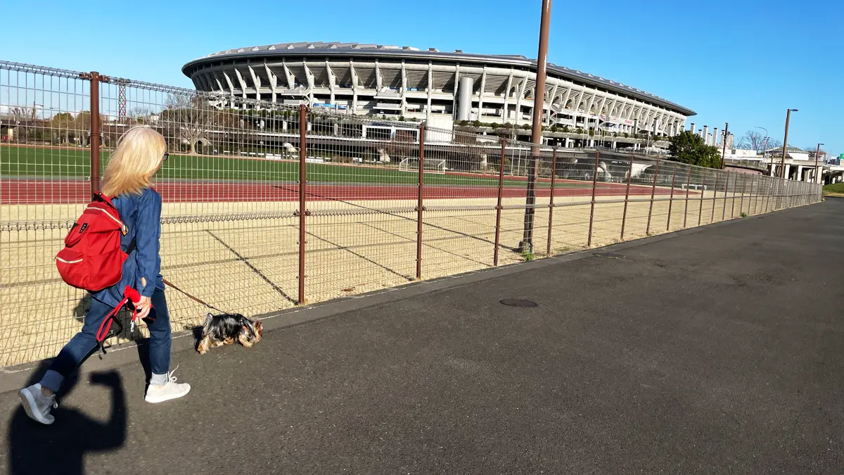 「新横浜公園」をロングリードをつけて歩くヨーキー（リアン）とばあば