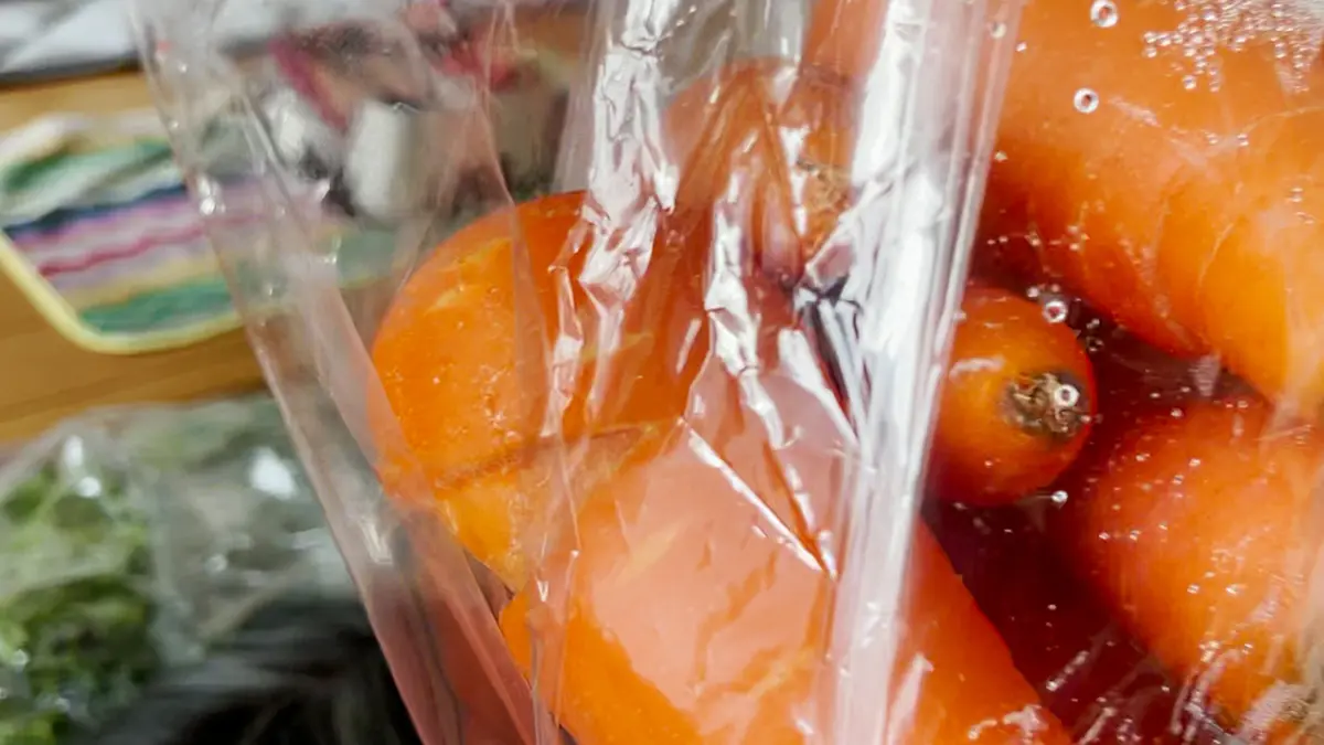 『おやさいレスキュー』さんで注文したお野菜の中に入っていたニンジン。ちょっと割れているけど全然味には影響なし！