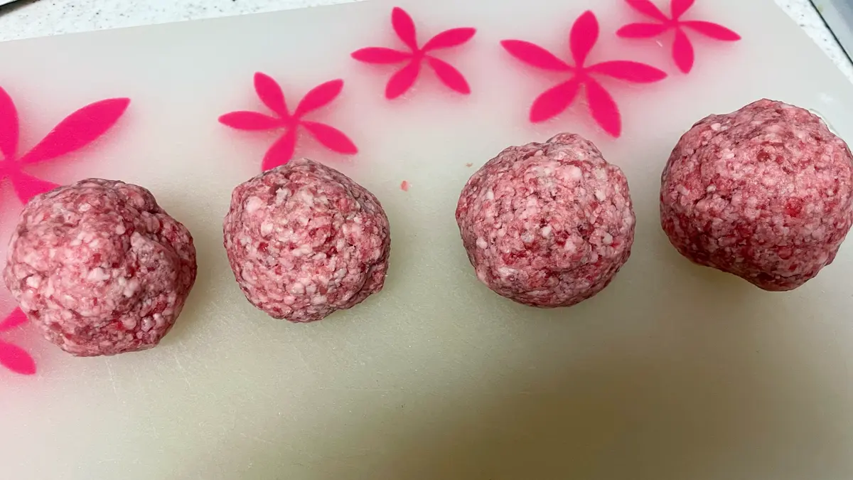 ハンバーガーのタネ(ひき肉の合挽)を丸めたモールディングが4つ