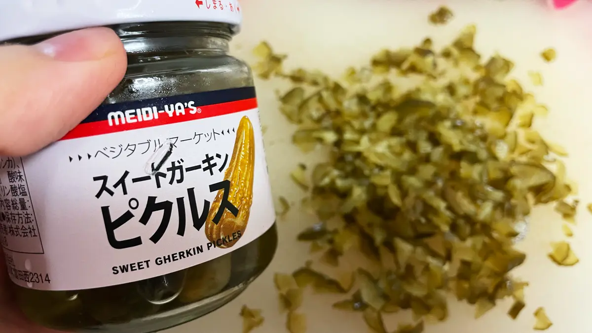 今回使用したピクルス(スイートガーキンピクルス)の瓶と刻んだピクルス