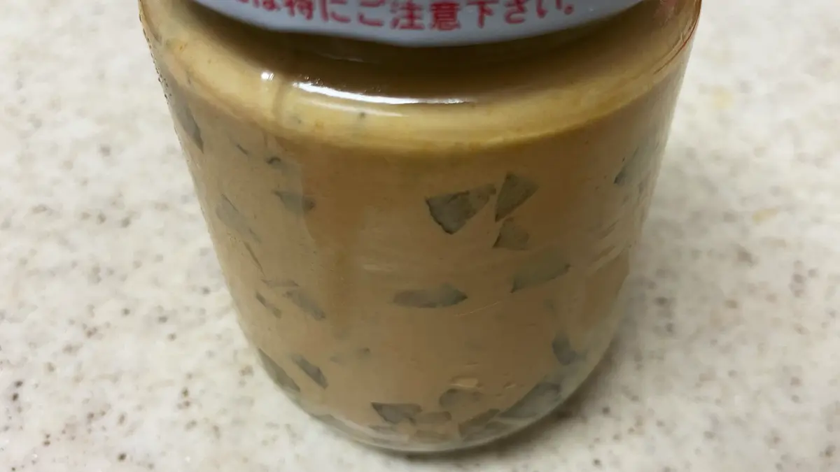 瓶に詰められたソース(マヨネーズ、ケチャップ、からし、ピクルス)が混ぜられたもの