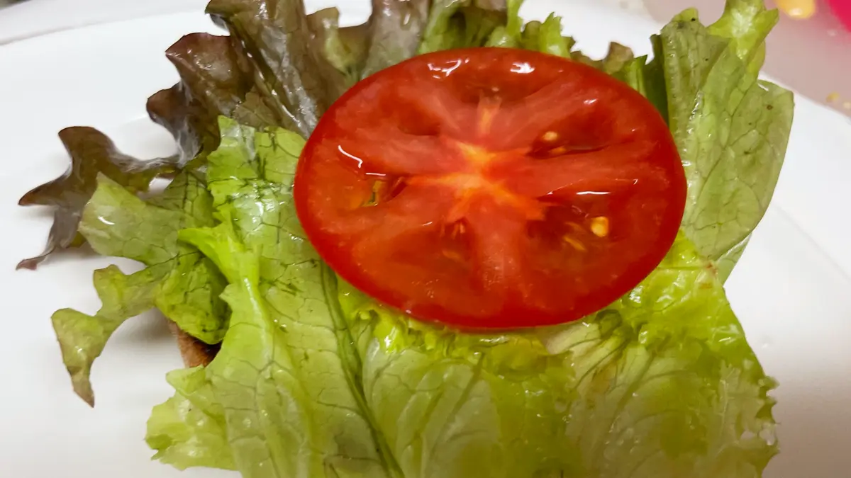 レタスとトマトを乗せた