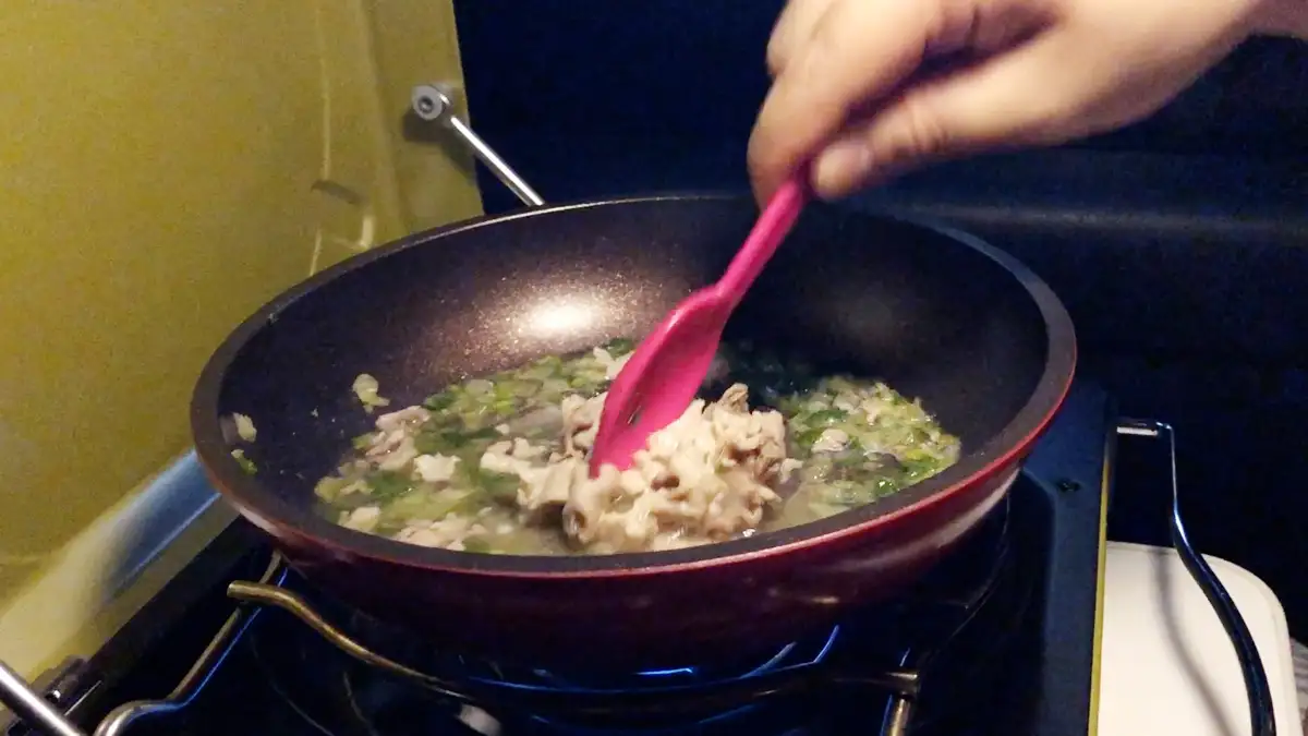 ハイエース車内でヨークシャーテリアのご飯を作る