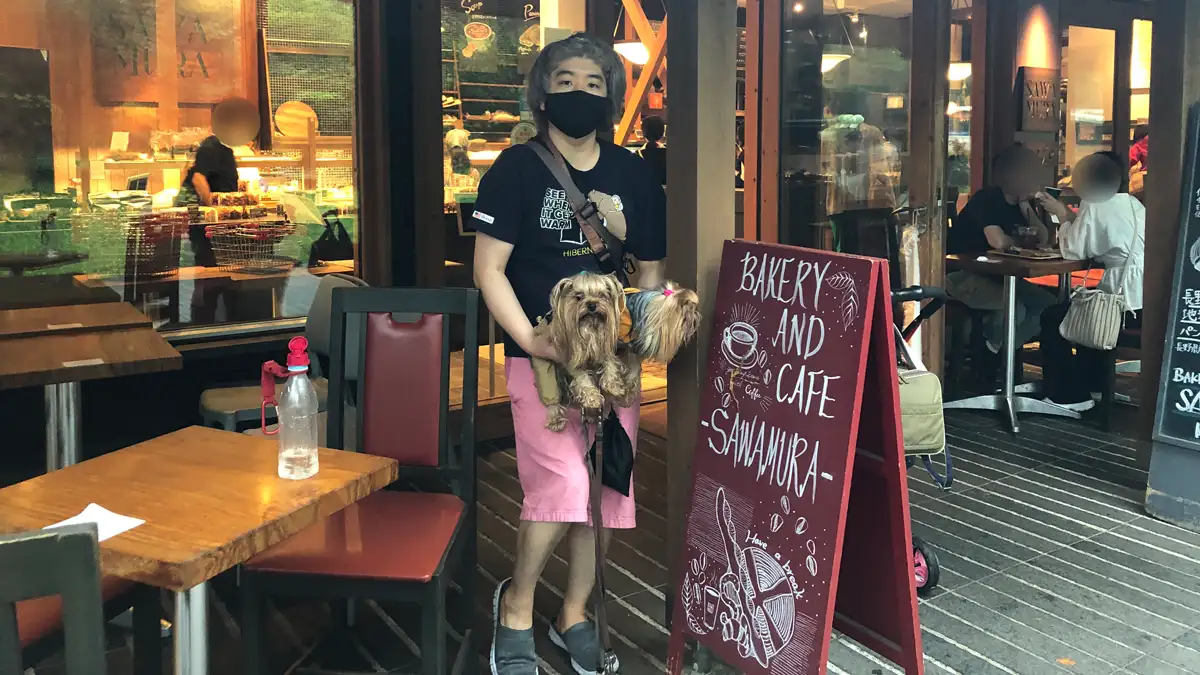 ハルニレテラスのパン屋さんで買い物待ちのヨークシャーテリア