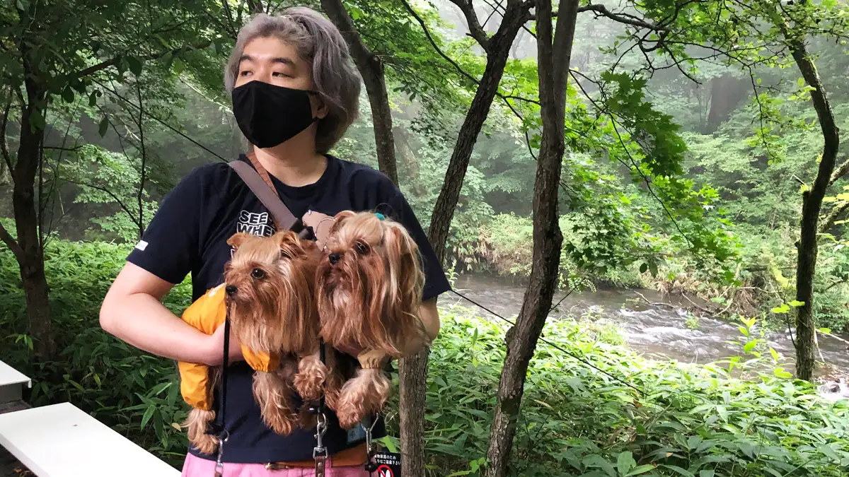 ハルニレテラスの小川沿いで記念撮影するけい（親びん）とヨークシャーテリア