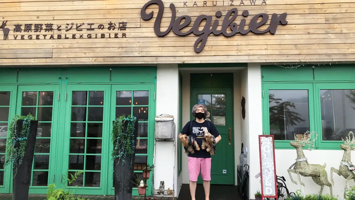Vegibierさんの入り口で記念撮影するけい（親びん）とヨークシャーテリア