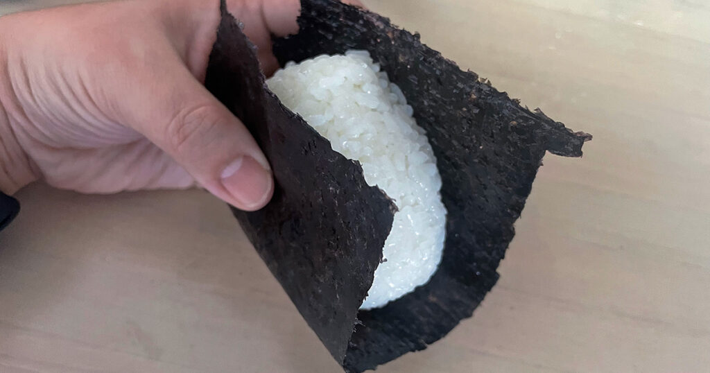親びんは「最強のおにぎり」持ってニンマリ