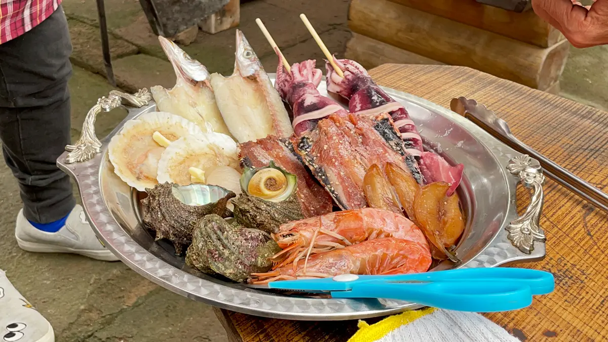 炭火カフェ「なぎさガーデン」さんで注文した豪華な魚介の盛り合わせ(えび、ふぐ、さざえ、ホタテ、いか、カマス、ほっけ)