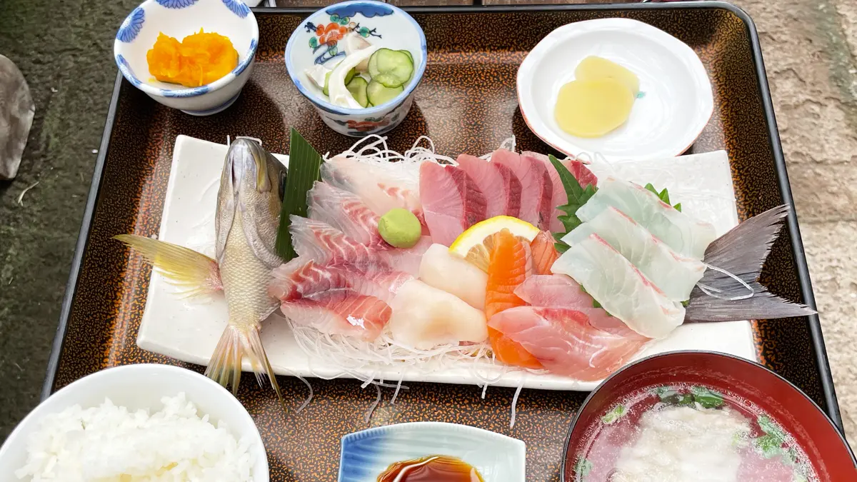 炭火カフェ「なぎさガーデン」さんで食べたお刺身盛り合わせ定食