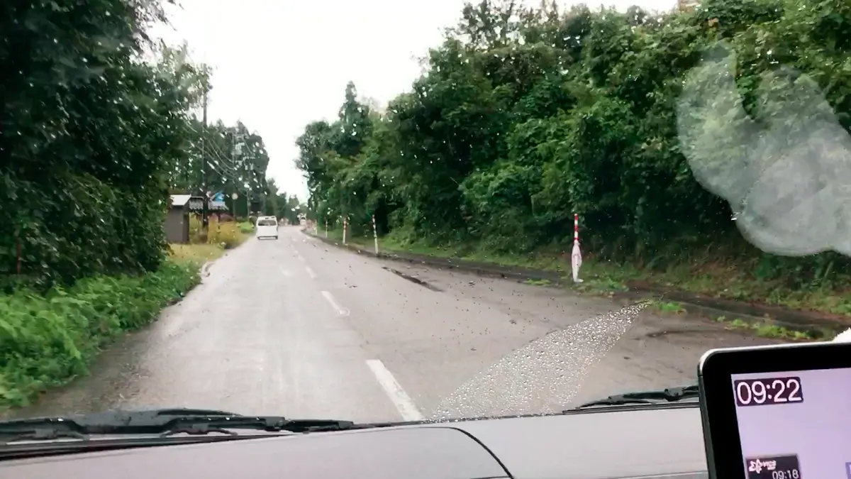 北陸をハイエースで走行中に雨に降られた時の様子