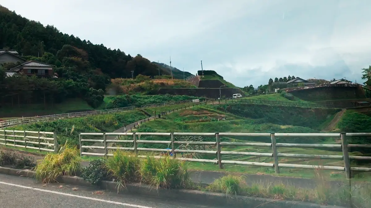 雨天につき車中から眺める白米千枚田