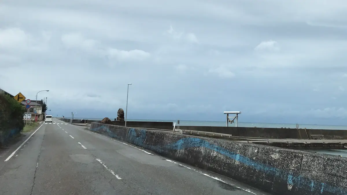 北陸の海岸線を走っているときに発見した鳥居