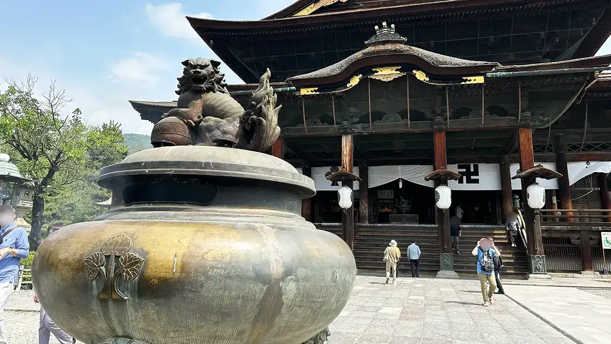 善光寺本堂と狛犬？