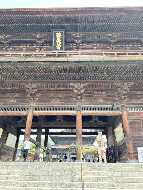 善光寺 山門で記念撮影するヨークシャーテリアと飼い主