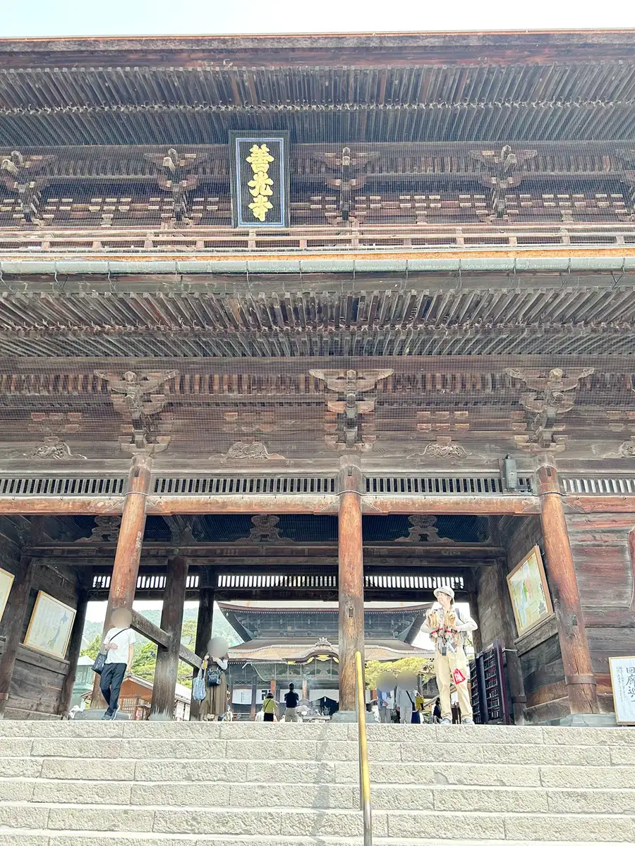 善光寺 山門で記念撮影するヨークシャーテリアと飼い主
