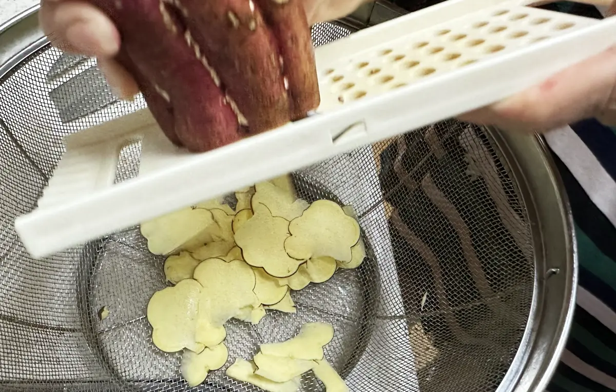 スライサーでさつまいもをスライスしている様子。