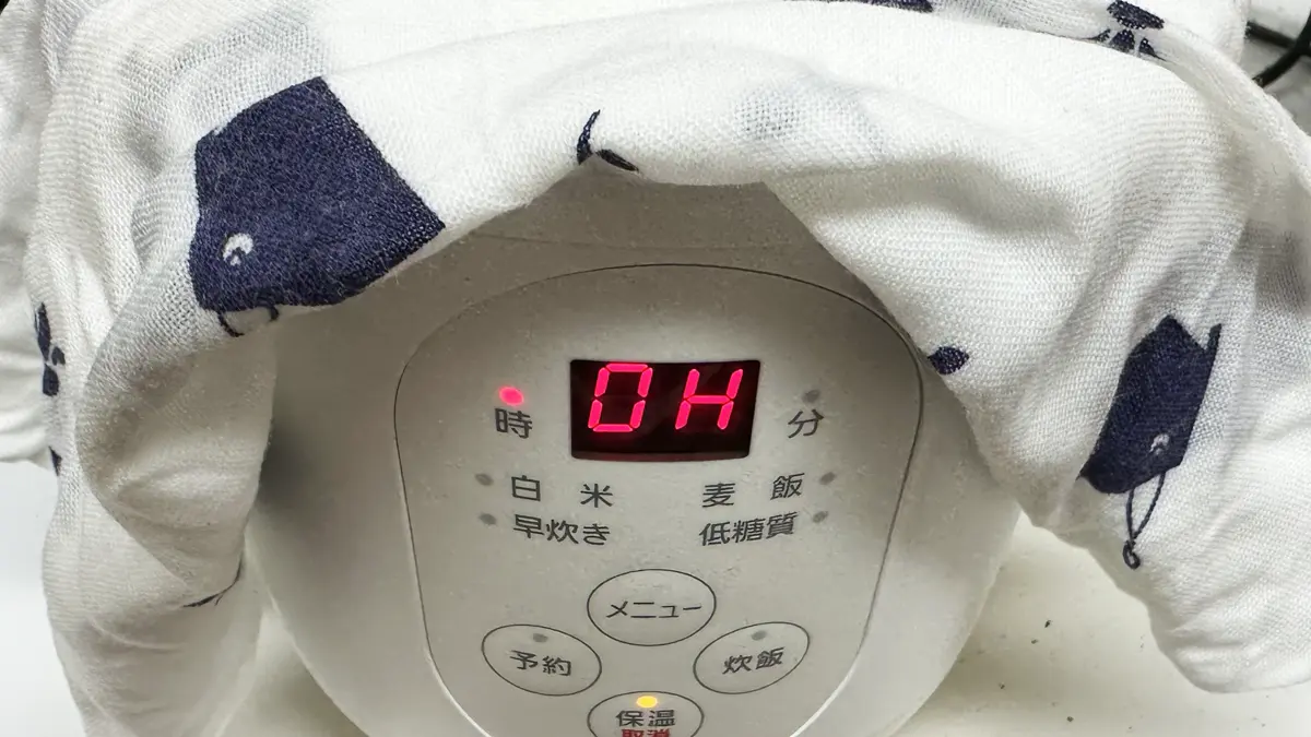 サブの炊飯器に濡らした布巾を被せている様子。