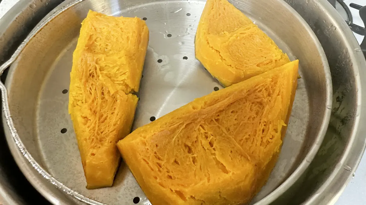 アイリスオーヤマの蒸し器に並べられたカボチャ