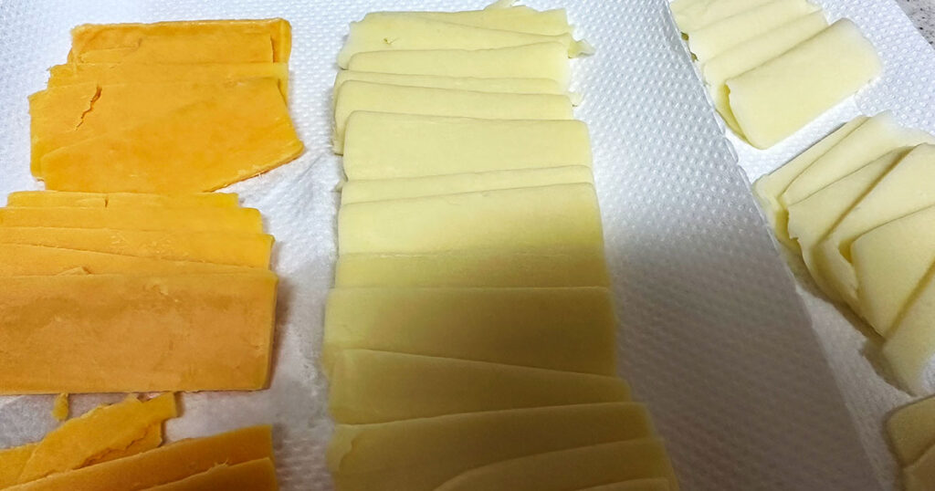 薄くスライスされた3種のチーズ