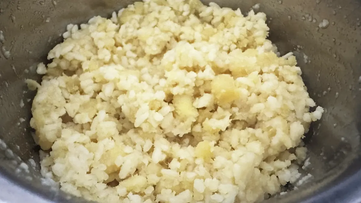 簡易ヨーグルトメーカーでさつまいとと麹を9時間発酵させて完成した様子！かなり全体的に黄色い