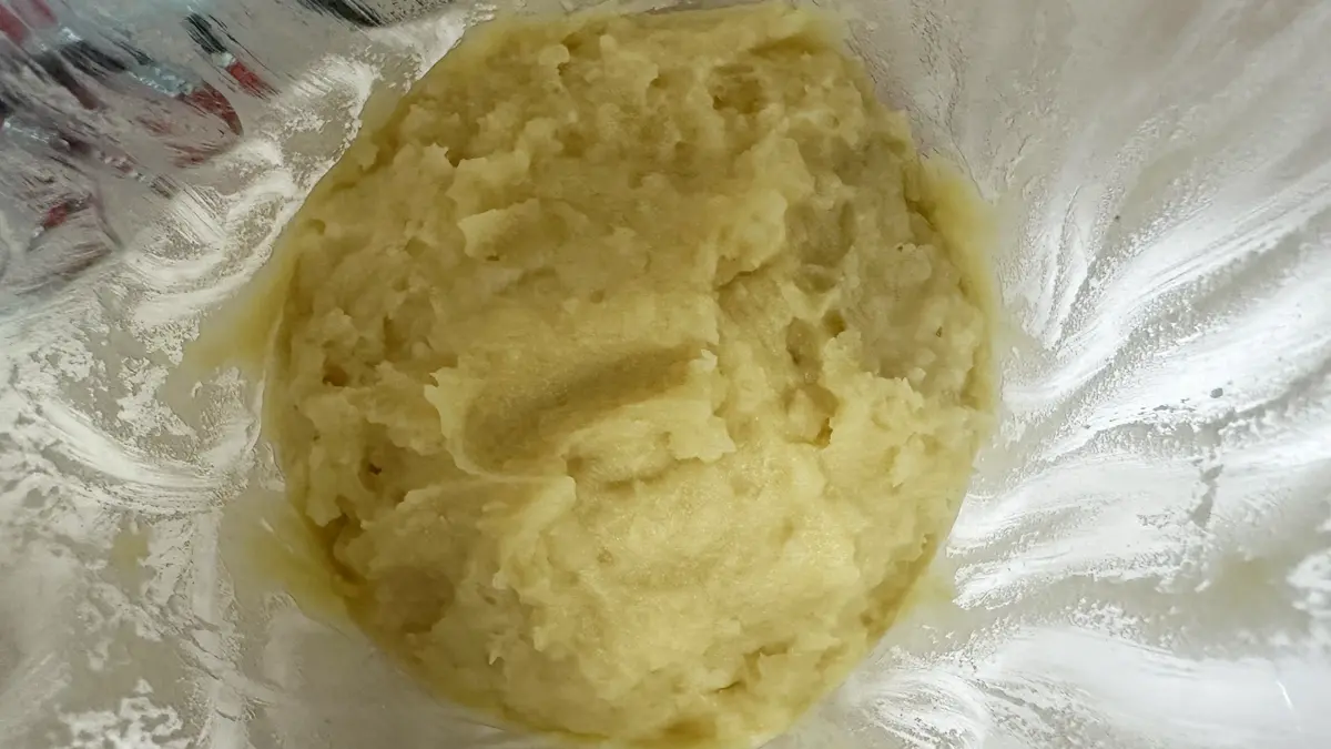 発酵したさつまいもと麹をブラウンのブレンダーにかけペースト状にした様子。