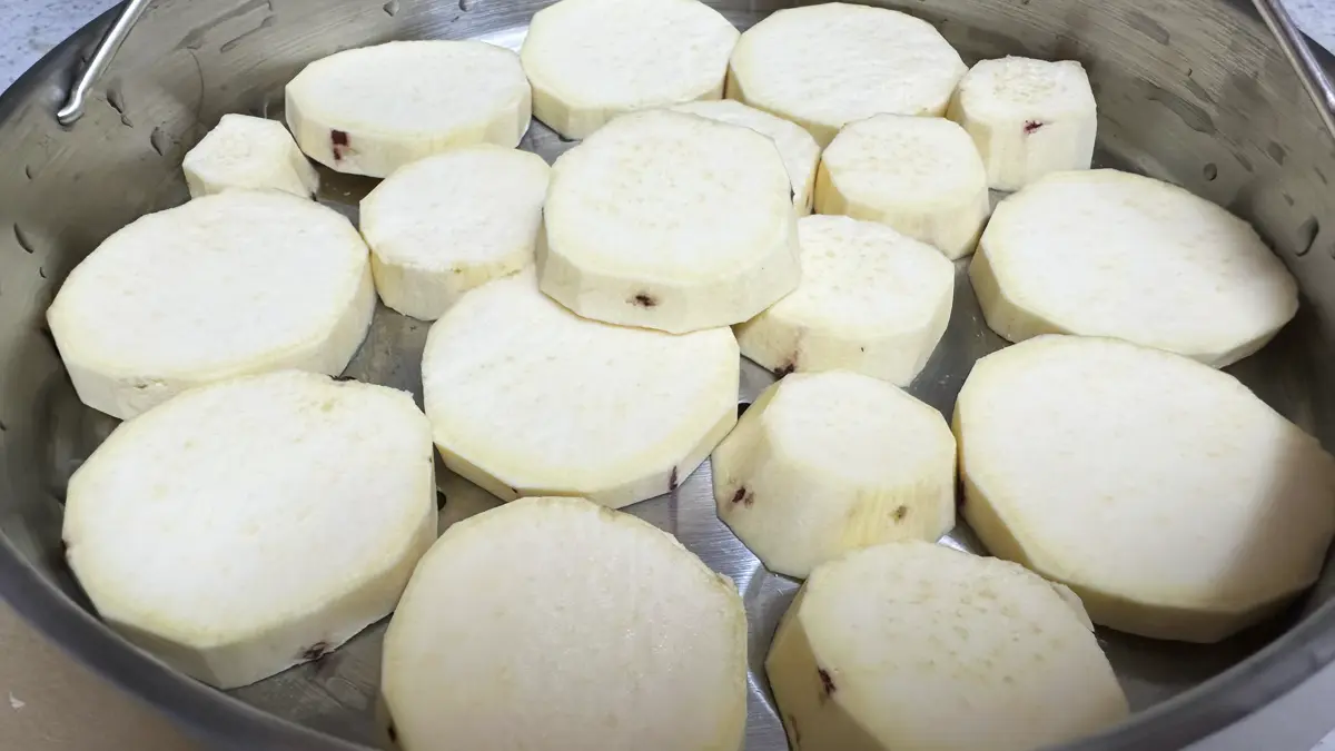 アイリスオーヤマの蒸し器で蒸され待ちの、1cm幅に切られて並べられたさつまいも