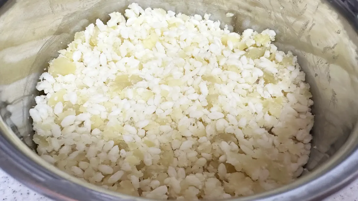 蒸して潰されたさつまいもと麹を、簡易ヨーグルトメーカーの内釜にセットした様子