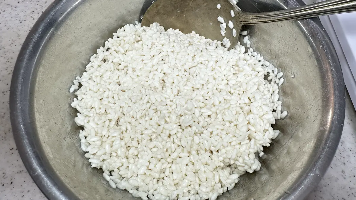 ボウルに水をかけ回ししっとりした麹