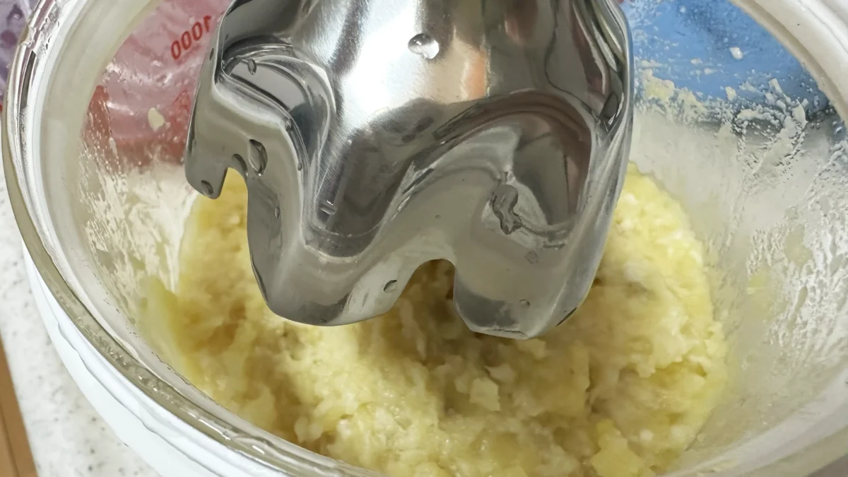 ブラウンのブレンダーでねっとりさせている様子