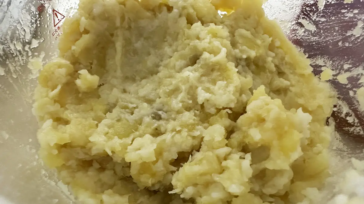 8時間発酵させたさつまいも。ほんのり甘い匂いと、全体が黄色くなってればOK！