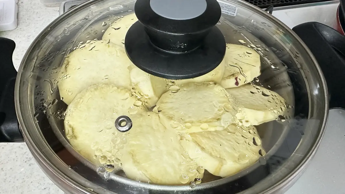 アイリスオーヤマの蒸し器に1cm幅にカットしたさつまいもを並べ蒸している様子