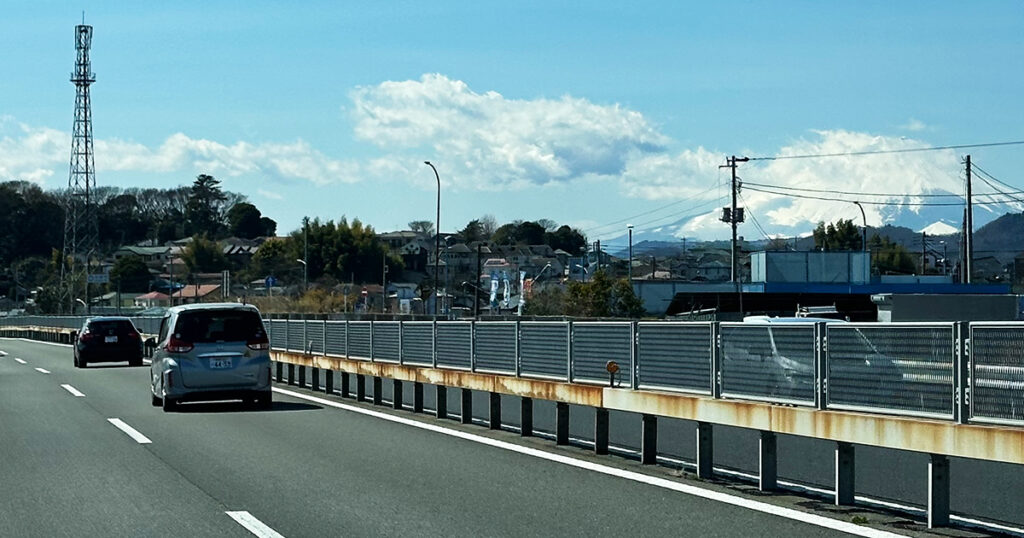 東名高速道路から見る富士山