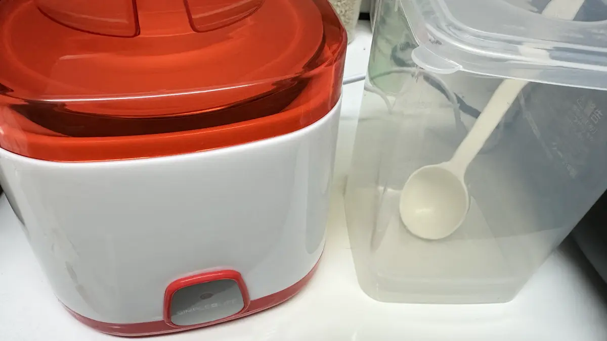 SIMPLE+LIFEのヨーグルトメーカーと保存庫が並んでいる。保存庫にはスプーンも。