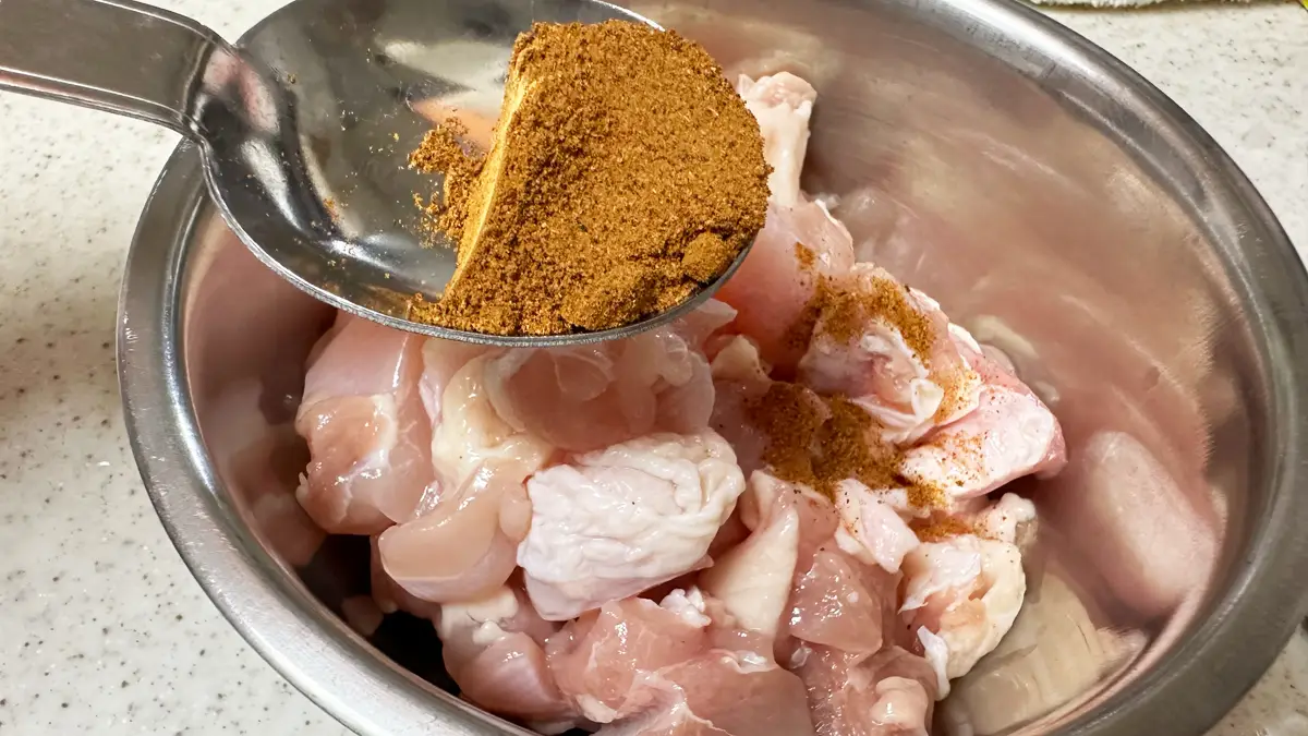 鶏もも肉にケイジャンスパイスを塗していく