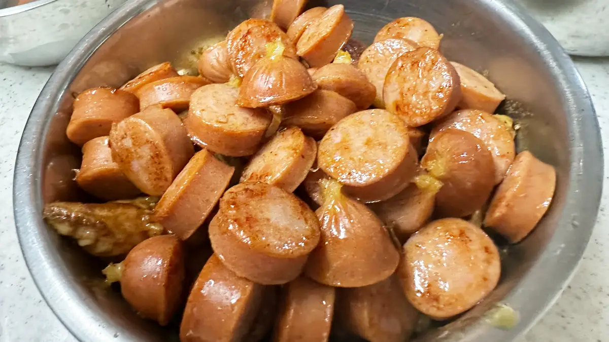 焼いたソーセージと鶏もも肉