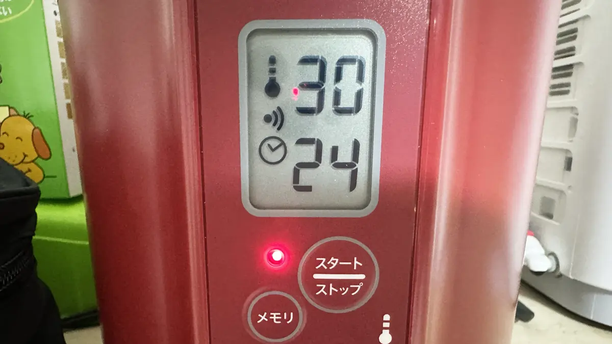 ヨーグルティアSの液晶画面。上には温度（30度）、下には時間（24時間）の表示。スタート/ストップ、メモリのボタンがある。稼働時には赤いランプが点灯している。