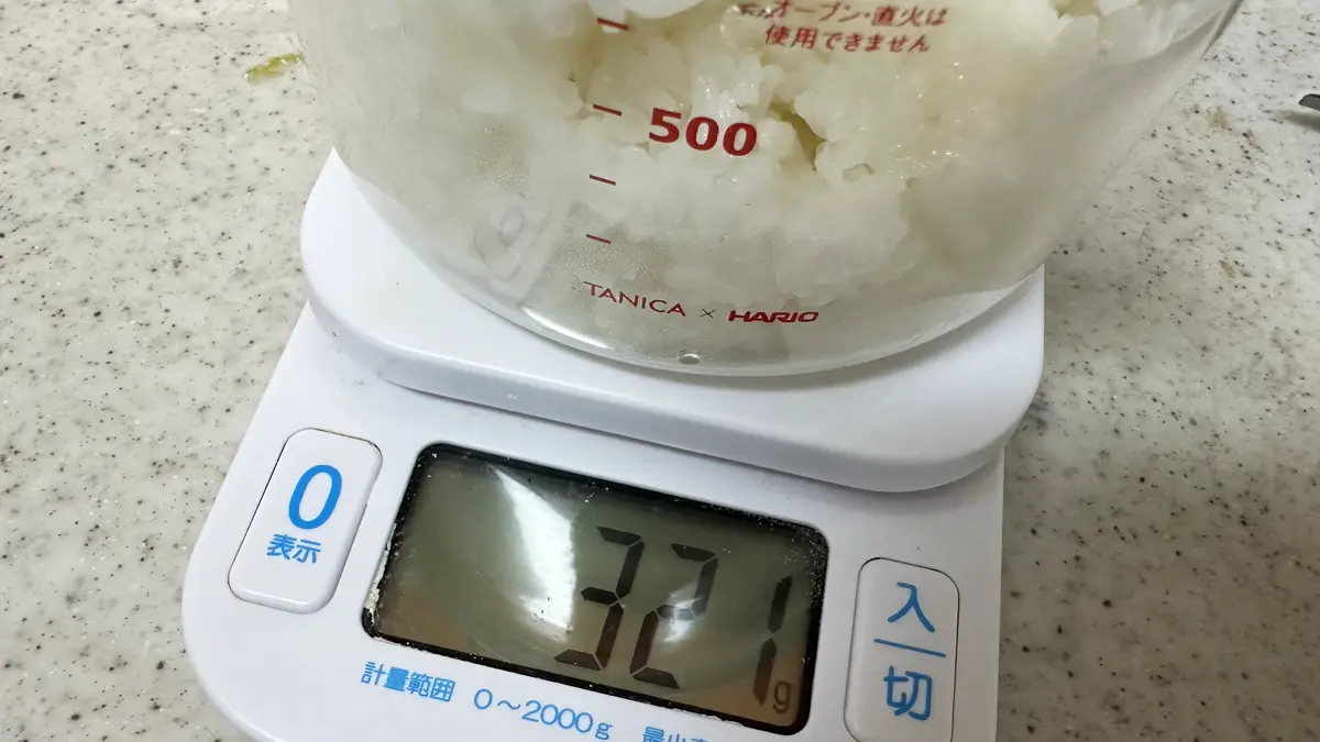 自家製甘酒の材料である炊飯後のお米(粗熱は取ったあと)の軽量している様子。量りの表示は321g。
