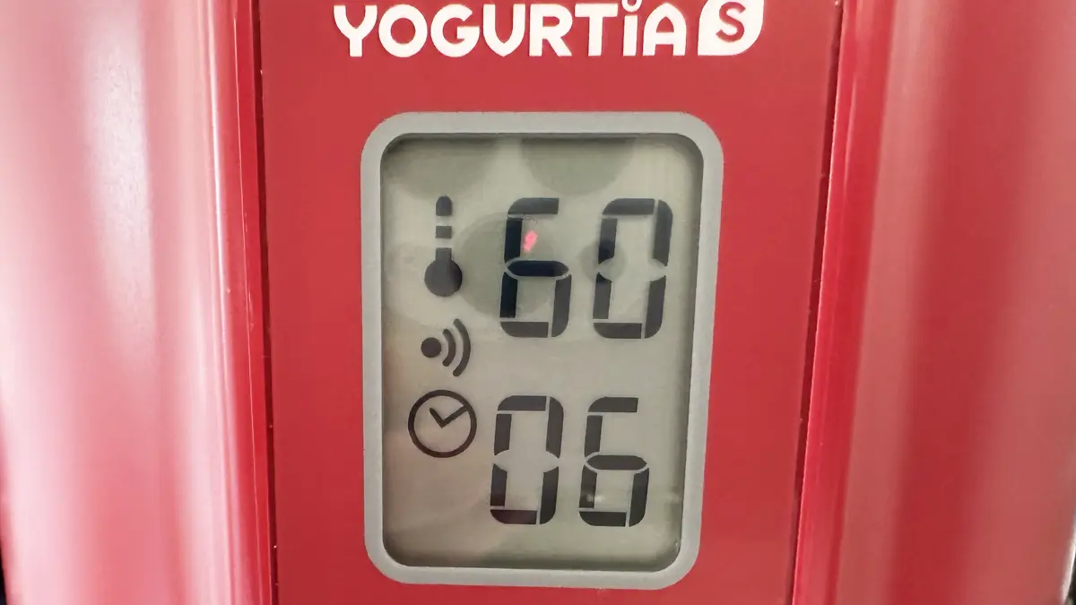 ヨーグルティアSの液晶表示。上部には温度（60度）、下部には時間（6時間）の設定。