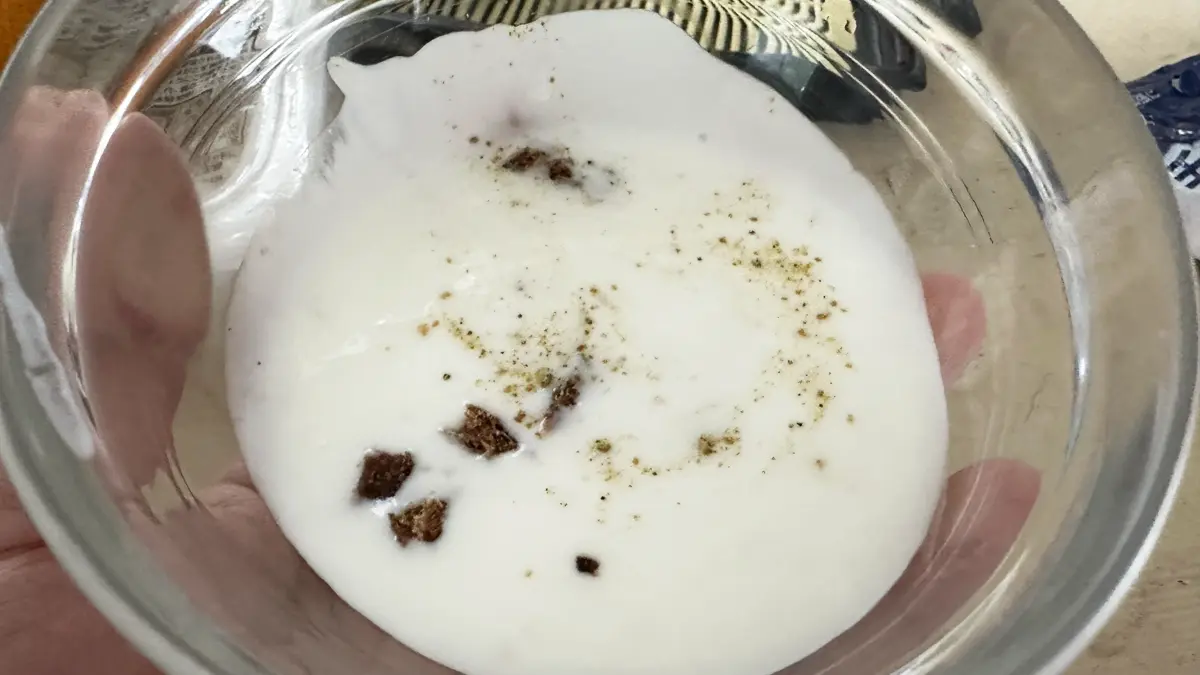 自家製ヨーグルトに自家製甘酒とニンニクジャーキーをトッピングしたもの