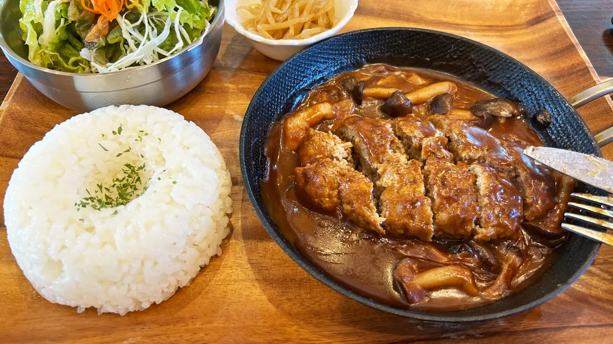 「Dog cafe Panse」さんで食べた手作り煮込みハンバーグ