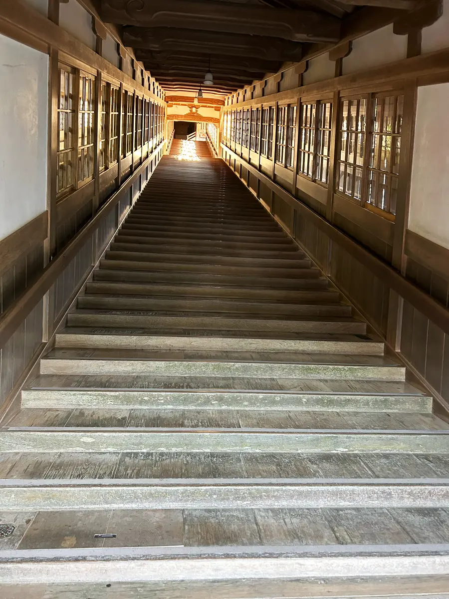 「大本山 永平寺」さんの階段。すごい段数…