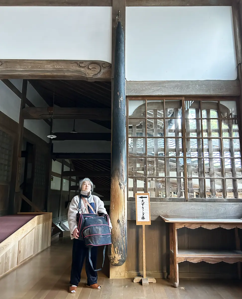 「大本山 永平寺」さんに飾られている「大すりこぎ棒」の前で記念撮影する人間（けい）とヨーキーズ（テリー&リアン）。人間と比較すると「すりこぎ棒」の大きさが際立つ！約…3倍強！