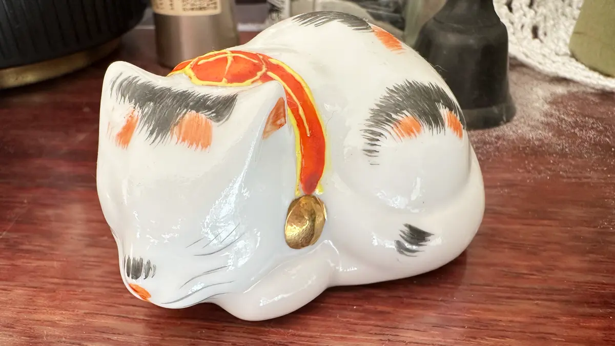 「片岡光山堂」さんで買ってきた九谷焼の眠り猫