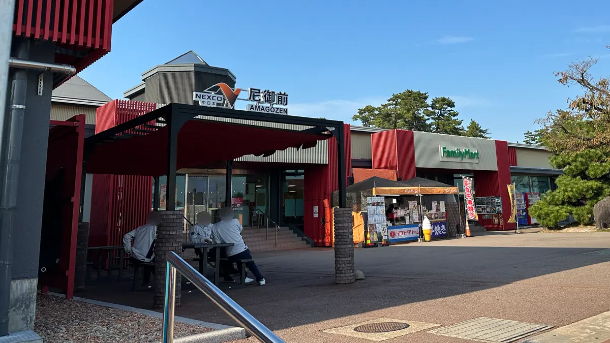 北陸道「尼御前SA」の外観。ベンチもあってこぢんまりとしていい感じ
