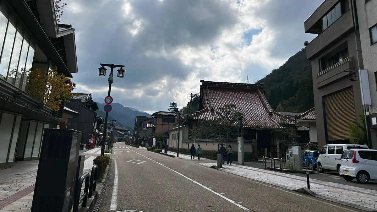 「山中温泉」メインストリート。昼過ぎだというのにこの静けさ…。商売気も薄く感じて…逆に落ち着いて良き！