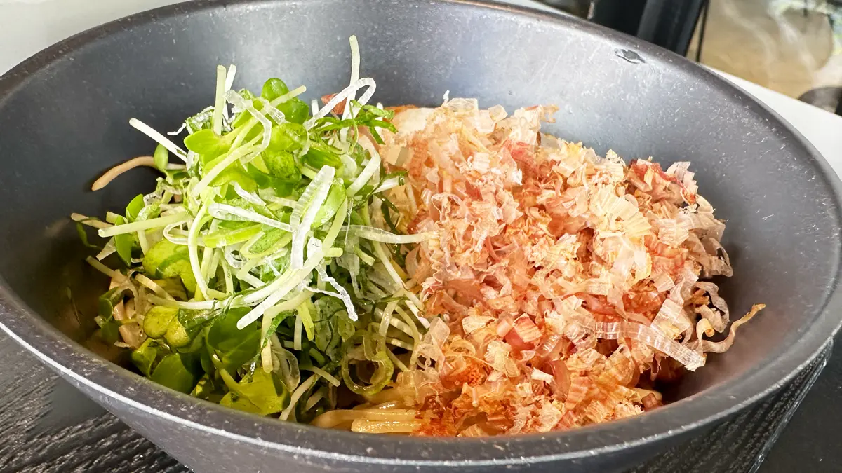「小昼堂」さんで注文した蕎麦。蕎麦が見えないほどのネギと鰹節。