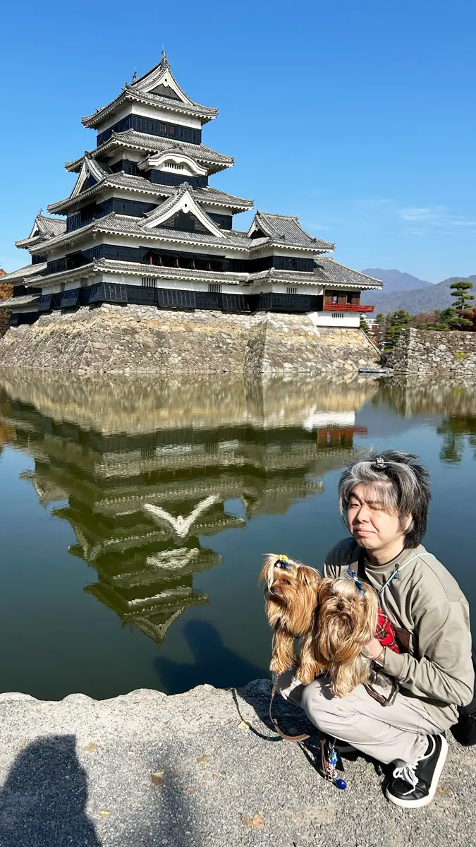 「松本城」のお堀の前で記念撮影するヨーキーズ(テリー&リアン)と人間(けい)。風が吹いていなかったので、お堀には逆さに映る松本城がクッキリ