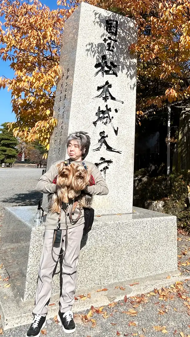 「松本城」の石碑の前で記念撮影をするヨーキーズ(テリー&リアン)とけい(親びん)