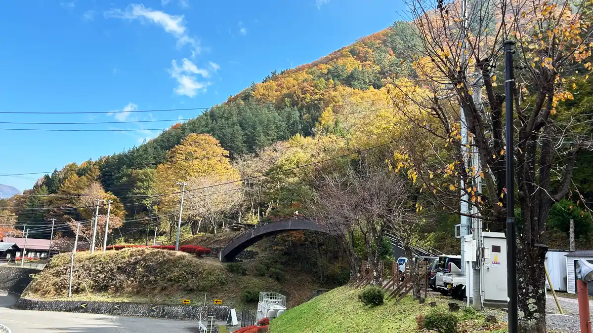 道の駅「風穴の里」から風穴に渡るための橋。その上にいるヨーキーズ(テリー&リアン)と人間(けい)